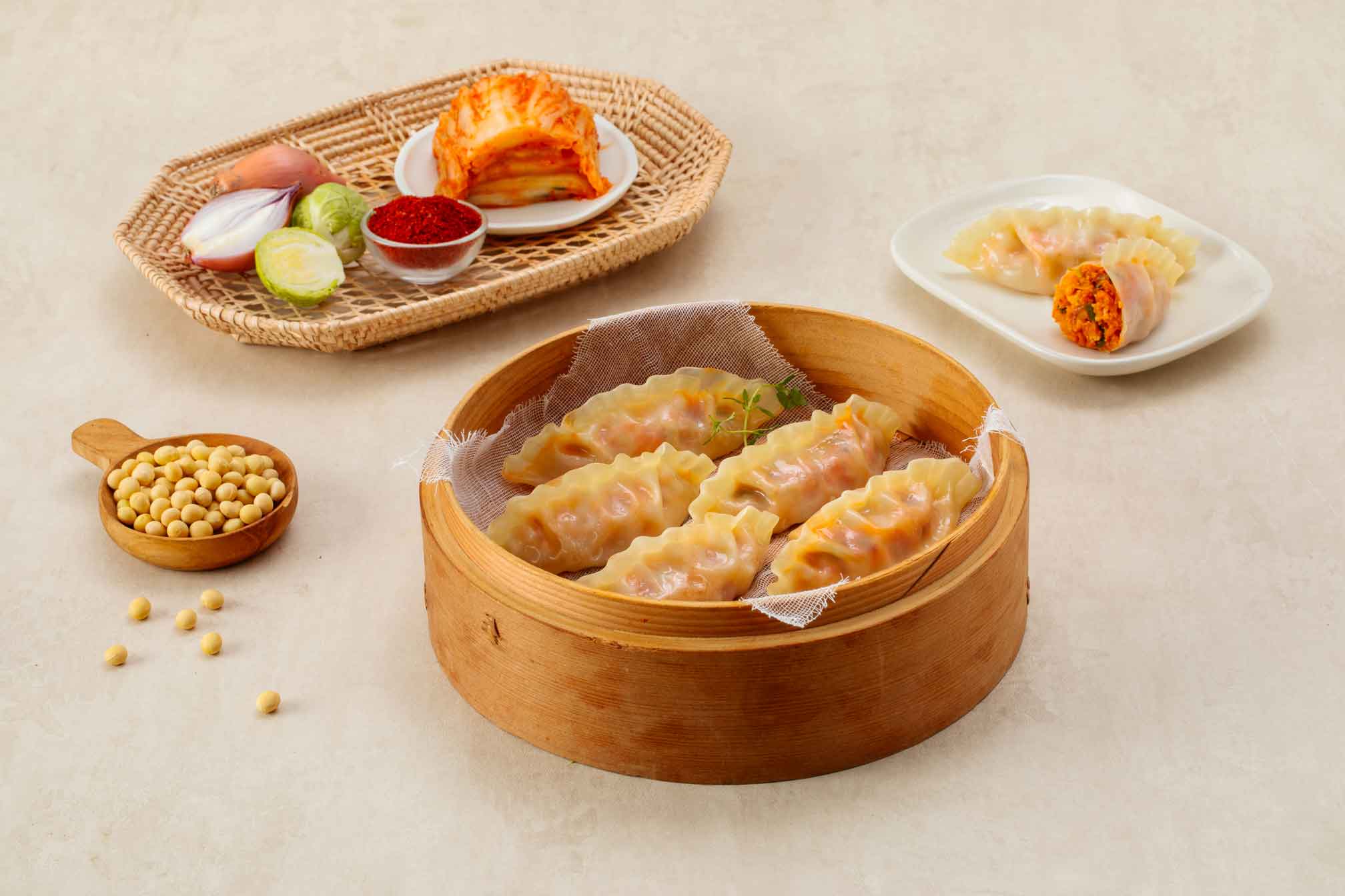 Gedämpfte Teigtaschen mit Kimchi-Sojafüllung im Bambuskorb